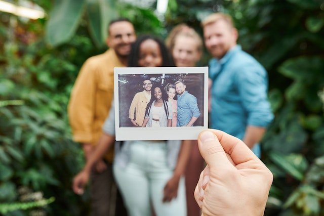 The Battle of Digital Photo Frames: Frameo and Pix-star Face Off! - Cozyla